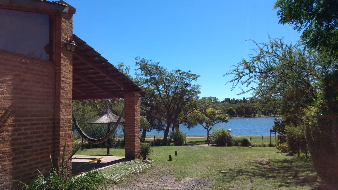 Cabaña frente al lago